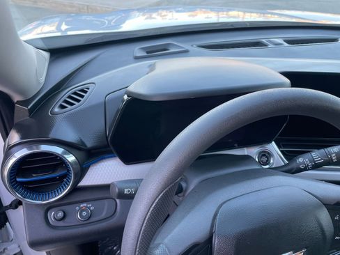 Used 2025 Chevrolet Trax LT image 34