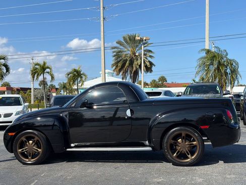 Used 2005 Chevrolet SSR w/ Preferred Equipment Group image 2
