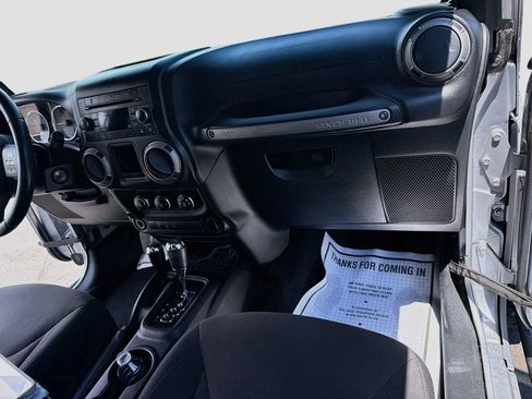 Used 2016 Jeep Wrangler Sport w/ Connectivity Group AWD/4WD image 18