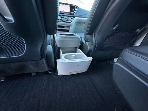 Used 2024 Chrysler Pacifica Limited image 11