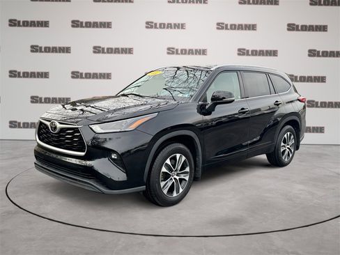Used 2022 Toyota Highlander XLE image 1