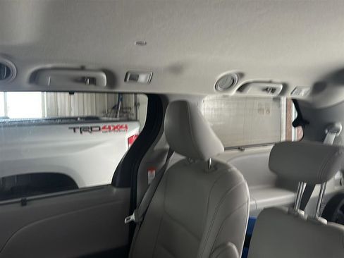 Used 2020 Toyota Sienna XLE image 32
