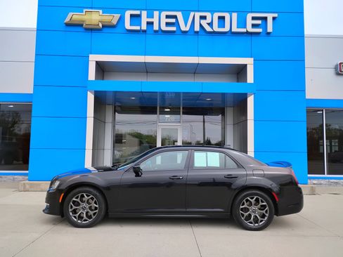 Used 2018 Chrysler 300 S w/ S Model Appearance Package AWD/4WD image 32