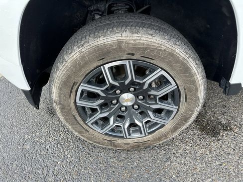 Used 2024 Chevrolet Colorado LT w/ LT Convenience Package III image 11