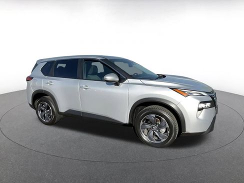 Used 2025 Nissan Rogue SV image 2