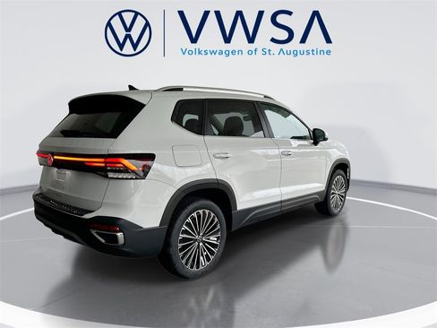 New 2026 Volkswagen Taos SE image 7