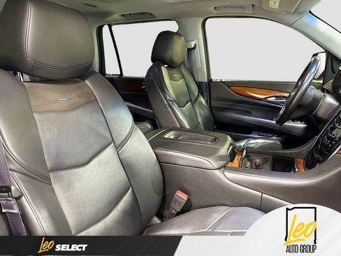 Used 2017 Cadillac Escalade Luxury AWD/4WD image 35
