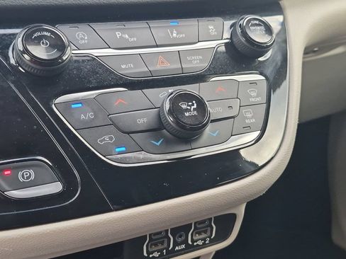 Used 2023 Chrysler Pacifica Touring-L FWD image 21