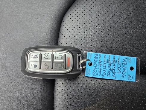 Used 2024 Chrysler Pacifica Touring-L image 29