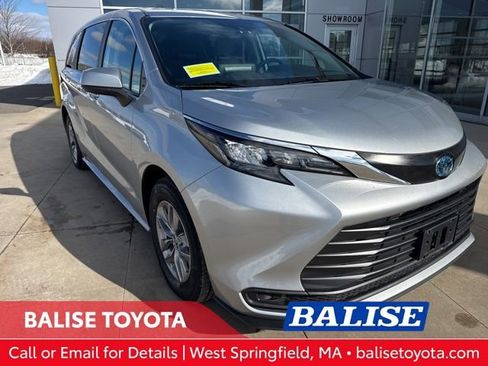 Used 2024 Toyota Sienna LE image 1