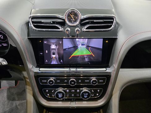 Used 2024 Bentley Bentayga image 17