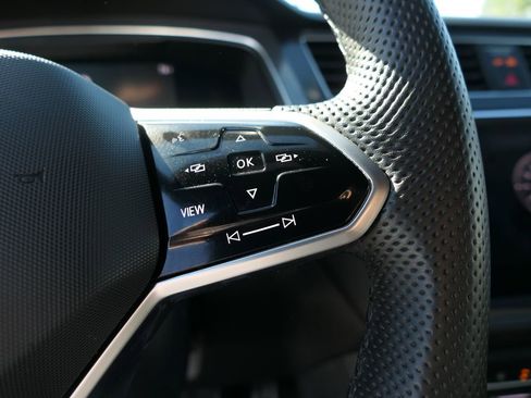 Used 2022 Volkswagen Tiguan SE R-Line image 14