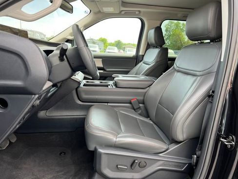 Used 2025 Ford Expedition Active AWD/4WD image 3