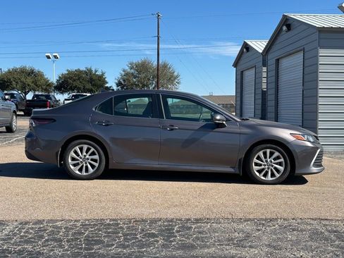 Used 2022 Toyota Camry LE w/ Convenience Package image 4