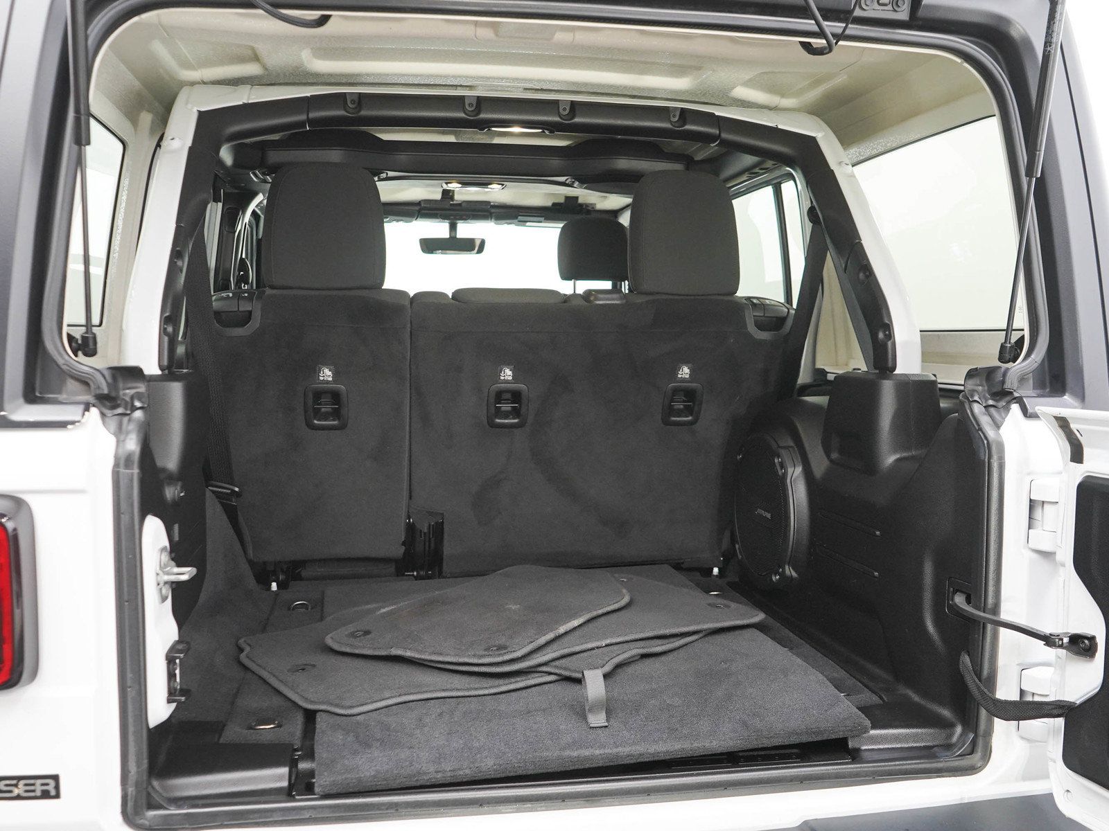 Used 2019 Jeep Wrangler Unlimited Sahara w/ Uconnect 4C Nav & Sound Group AWD/4WD image 9
