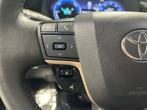 Used 2023 Toyota Crown Limited image 18