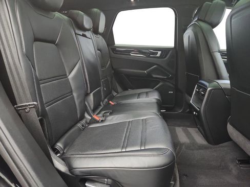 Used 2021 Porsche Cayenne w/ Premium Package image 29