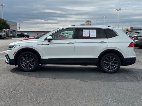 Used 2023 Volkswagen Tiguan SE w/ Panoramic Sunroof Package FWD image 8