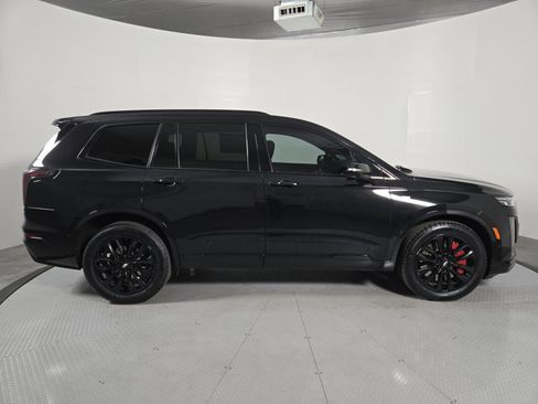 Used 2023 Cadillac XT6 Sport w/ LPO, ONYX Package image 4