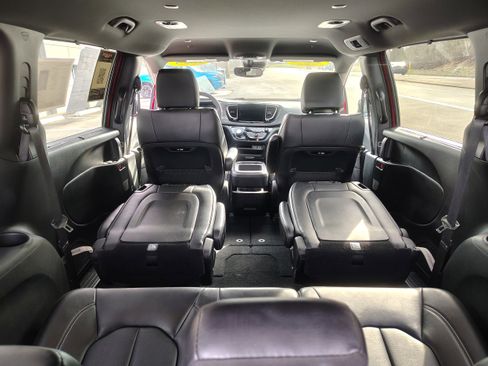 Certified 2025 Chrysler Pacifica Select image 13