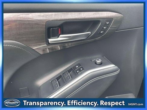 Used 2023 Toyota Highlander Platinum image 18