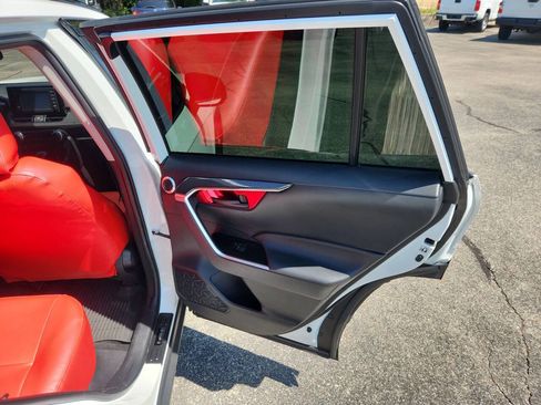 Used 2019 Toyota RAV4 LE FWD image 19