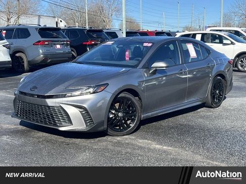 Certified 2025 Toyota Camry SE image 1