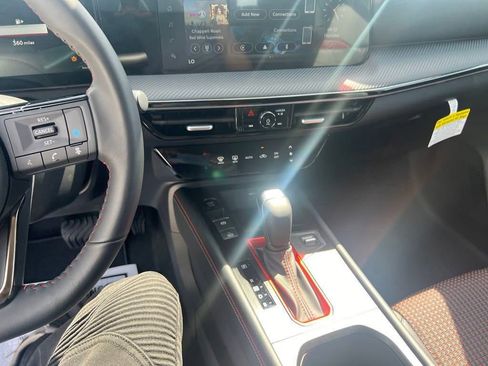 Certified 2025 Nissan Kicks SR image 19