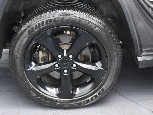 Used 2023 Jeep Grand Cherokee L Laredo AWD/4WD image 38