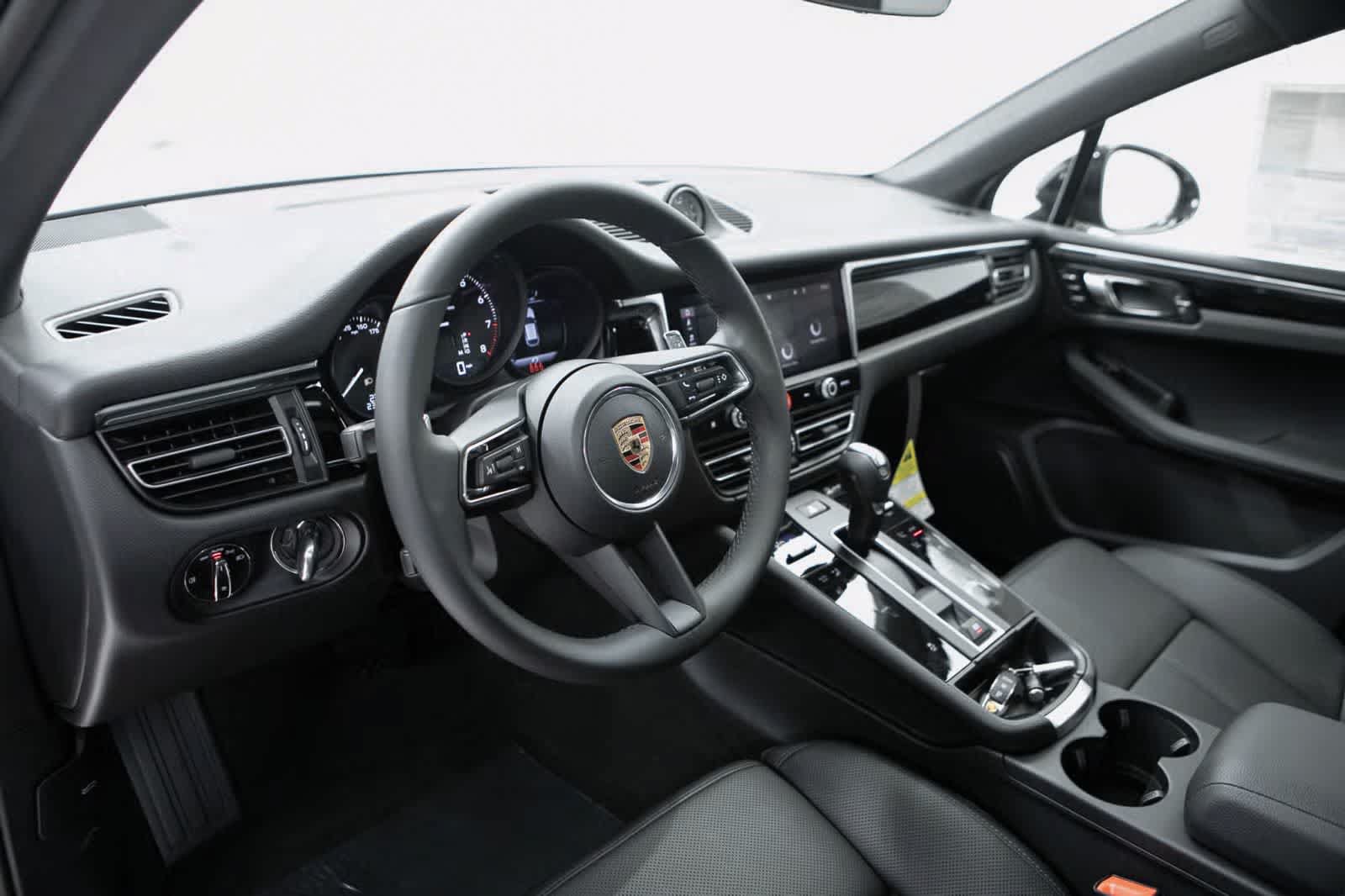 Certified 2026 Porsche Macan AWD/4WD image 5