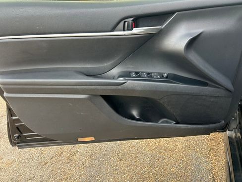 Used 2018 Toyota Camry SE image 6