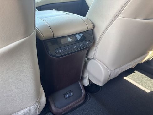 Used 2022 Toyota Highlander XLE AWD/4WD image 32