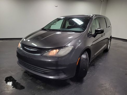 Used 2020 Chrysler Voyager L image 5