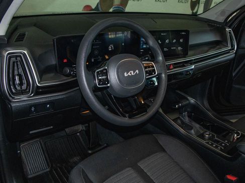 Used 2025 Kia Sorento LX FWD image 5