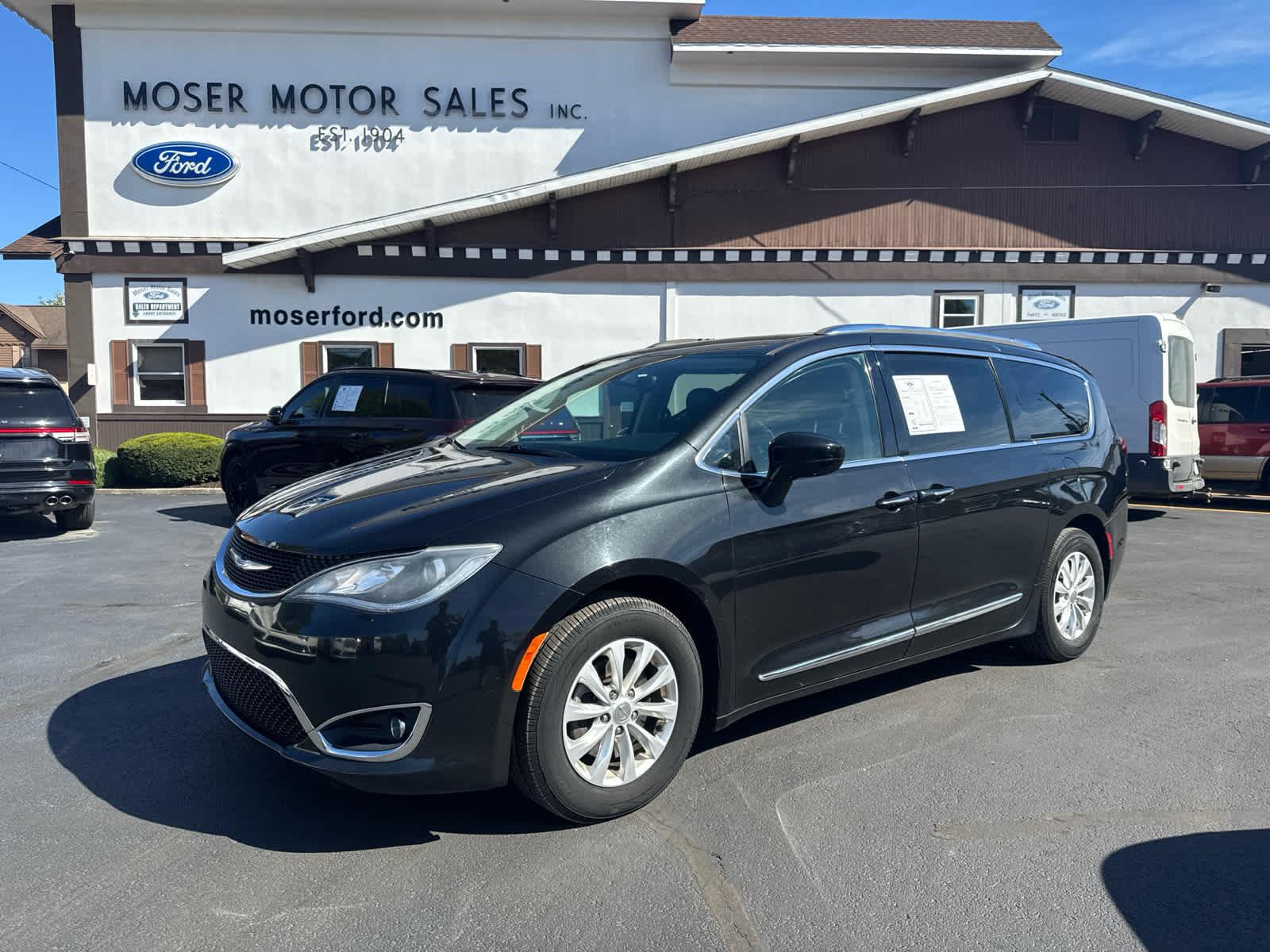 Used 2018 Chrysler Pacifica Touring-L Plus FWD image 1
