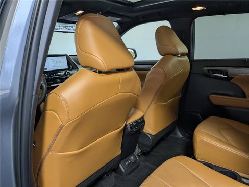 Used 2025 Toyota Highlander Platinum image 33