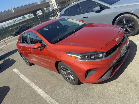 Used 2023 Kia Forte LXS w/ LXS Technology Package FWD image 2
