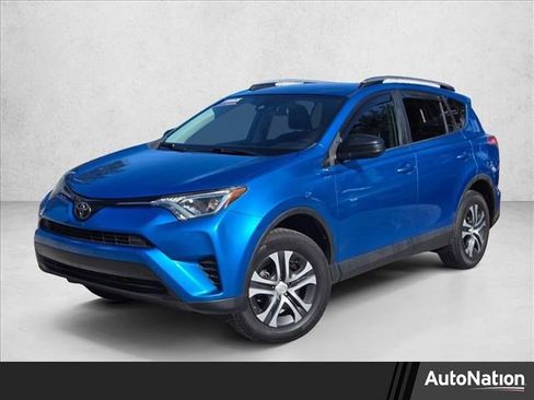 Used 2018 Toyota RAV4 LE image 1