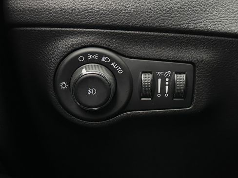 Used 2021 Jeep Compass Latitude w/ Driver Assistance Group FWD image 22