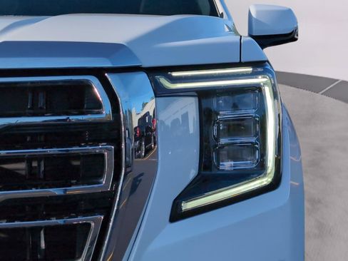 Used 2023 GMC Yukon SLT w/ SLT Premium Package image 12