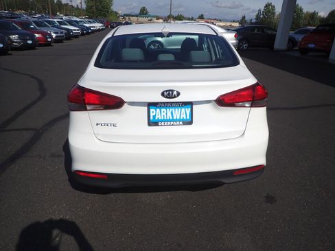 Used 2017 Kia Forte LX w/ LX Popular Package FWD image 4