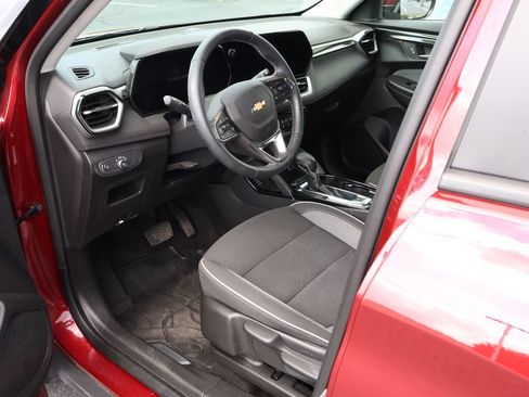 Used 2024 Chevrolet TrailBlazer LT w/ LT Cold Weather Package FWD image 9