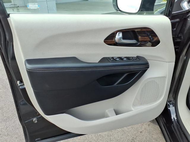 Used 2023 Chrysler Pacifica Limited FWD image 20