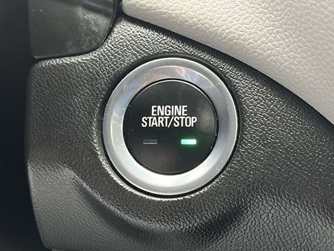 Used 2023 Chevrolet Equinox LT w/ Driver Convenience Package image 18