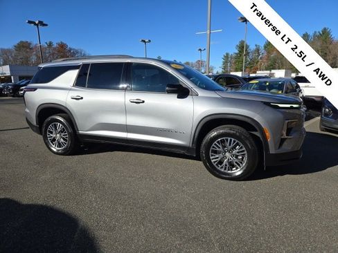 Used 2025 Chevrolet Traverse LT image 4