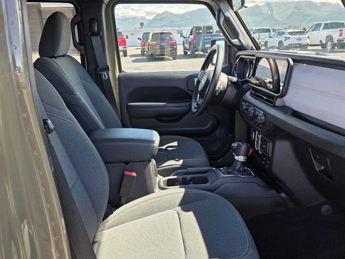 Used 2025 Jeep Gladiator Mojave AWD/4WD image 11