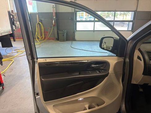 Used 2014 Dodge Grand Caravan American Value Package FWD image 19