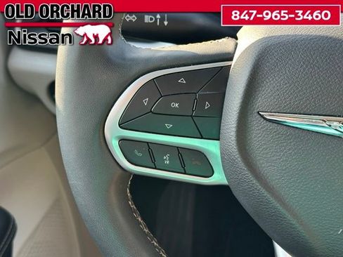Used 2023 Chrysler Pacifica Touring-L FWD image 17