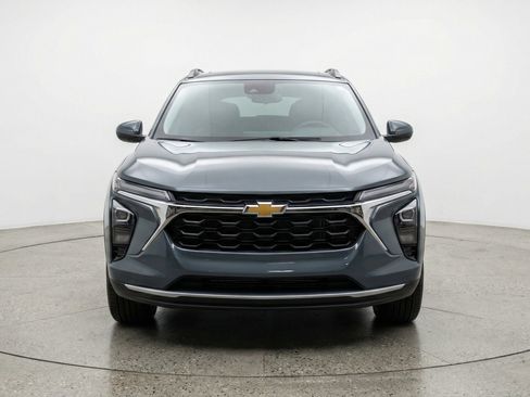Used 2025 Chevrolet Trax LT w/ LT Convenience Package FWD image 2