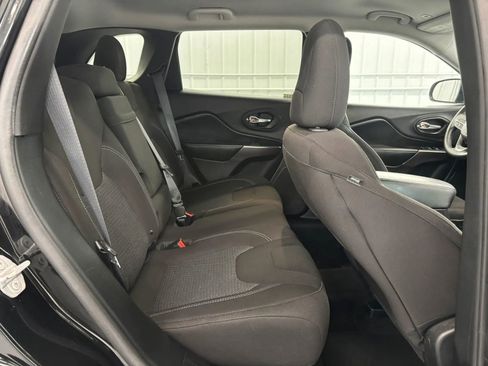Used 2019 Jeep Cherokee Latitude w/ Popular Appearance Group FWD image 32